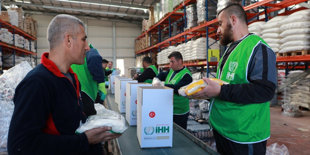 Kilis'teki İHH lojistik merkezinden ihtiyaç sahiplerine yardım kolileri gönderildi