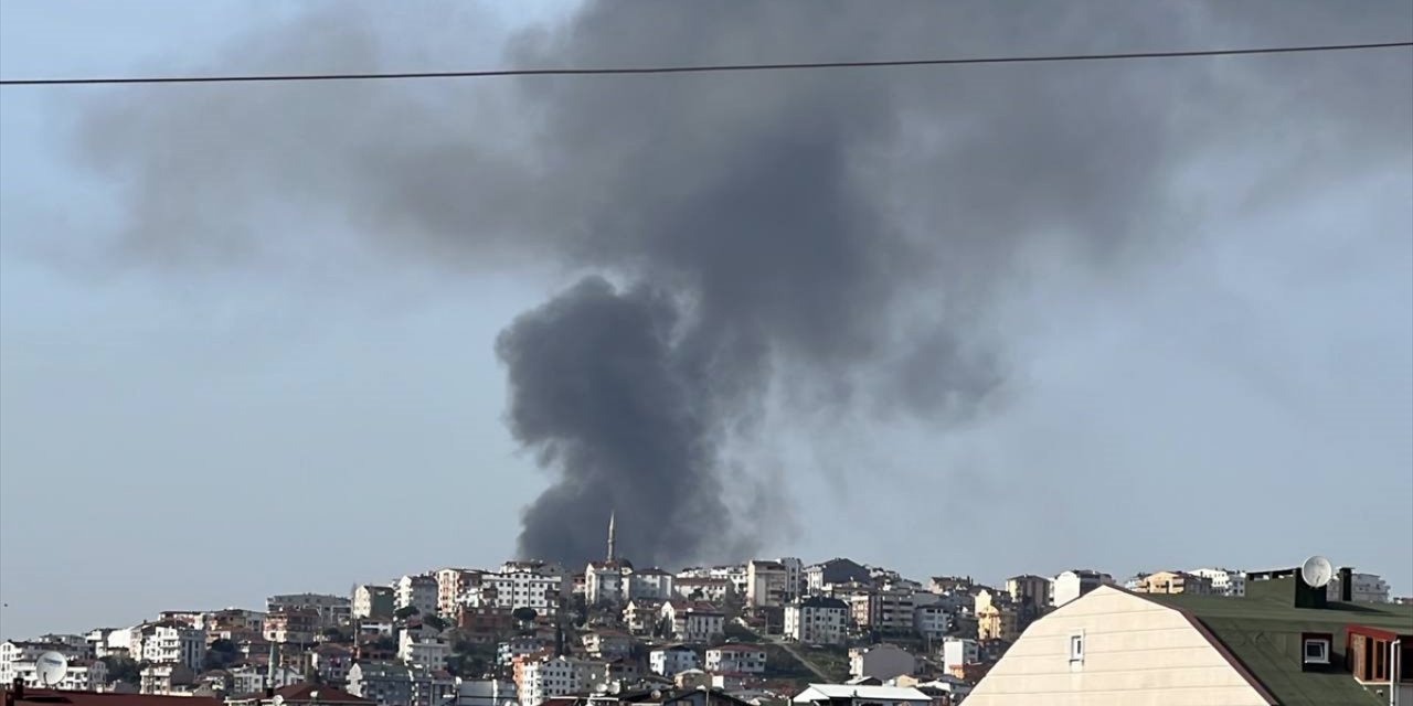 Kocaeli'de bir iş yerinin deposunda çıkan yangına müdahale ediliyor