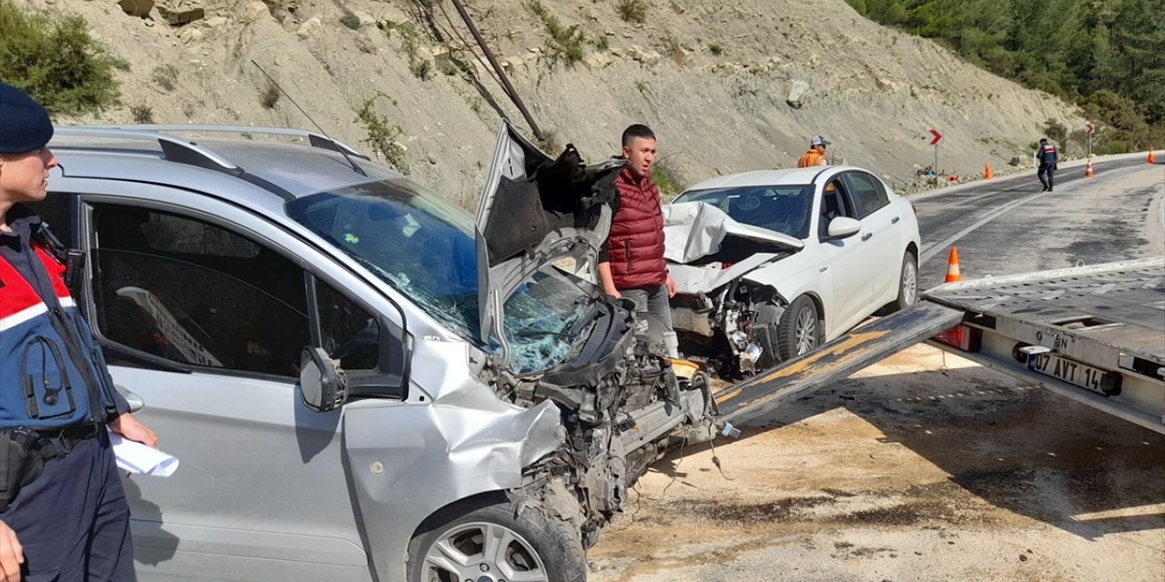 Finike'de iki otomobilin çarpıştığı kazada 4 kişi yaralandı