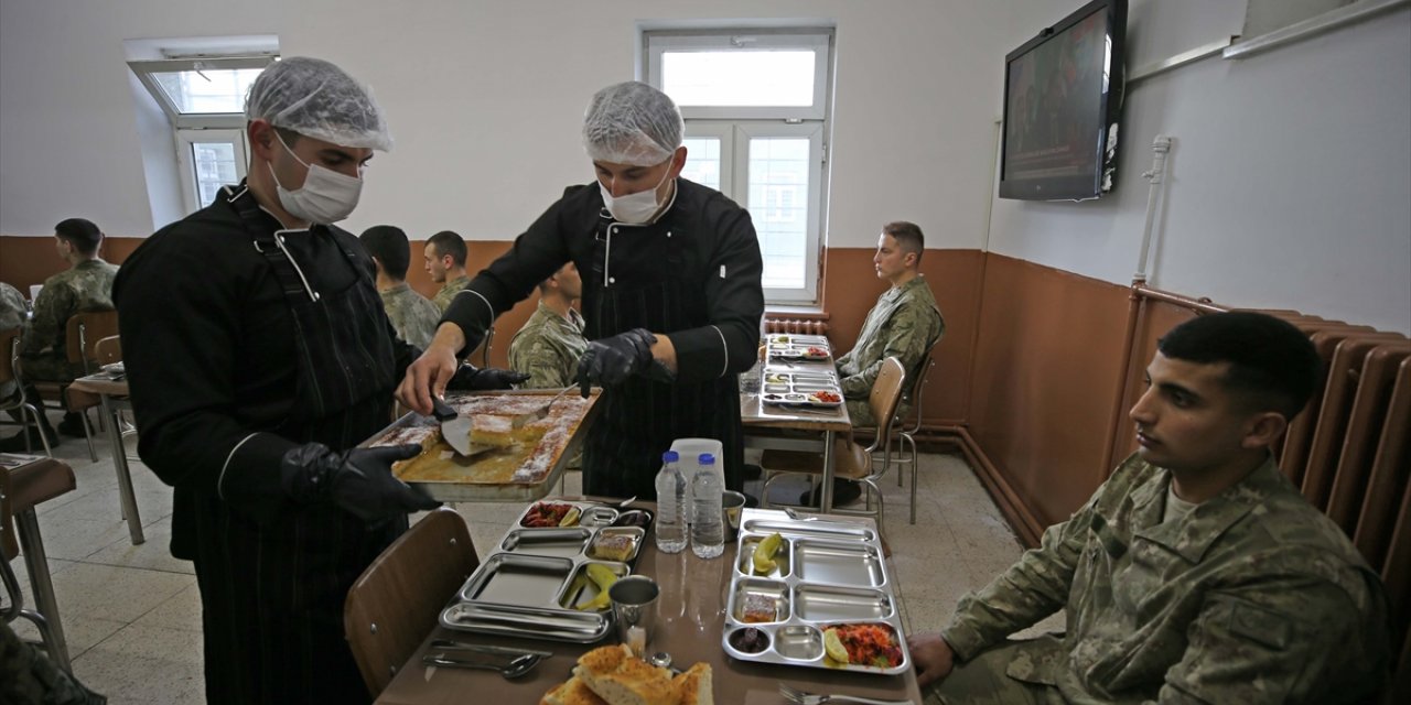 Sınırda görevli Mehmetçik ilk iftarı yaptı