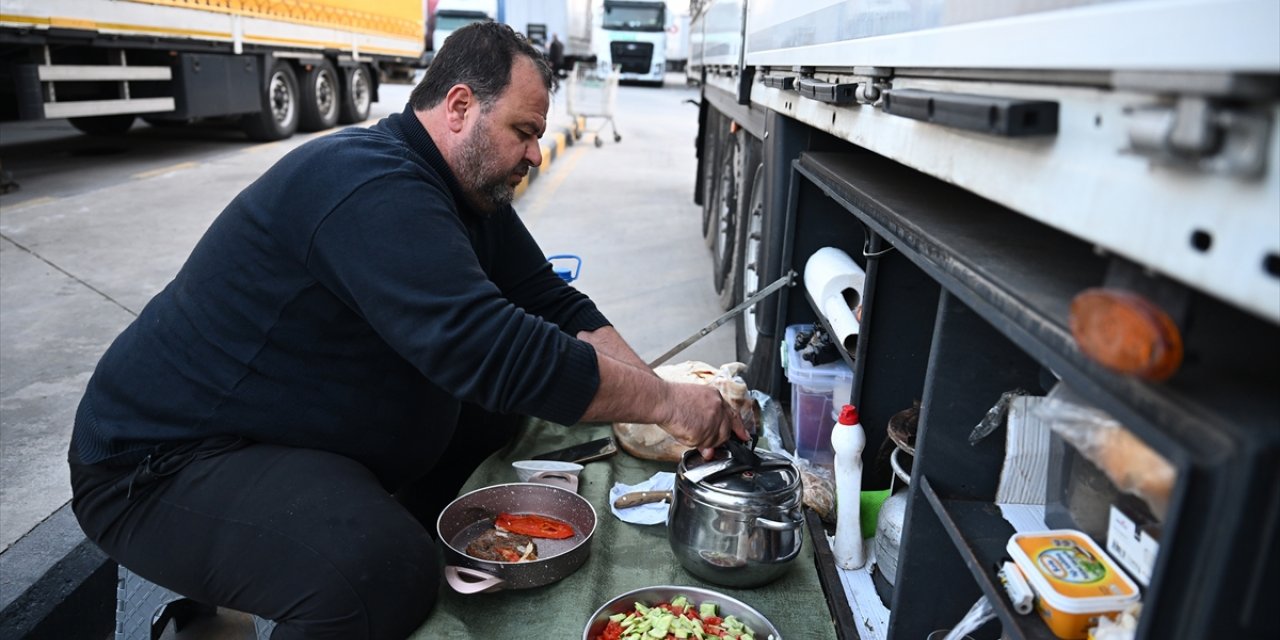 İhracat yükü taşıyan tır şoförleri iftarı sınır kapısında yaptı