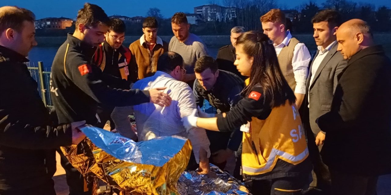 Samsun'da Yeşilırmak'a düşen çantasını almaya çalışırken mahsur kalan kişi kurtarıldı