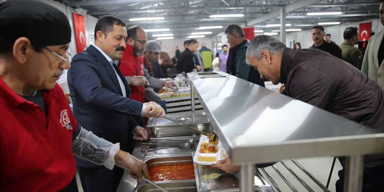 Hatay Valisi Masatlı, vatandaşlarla iftar yaptı