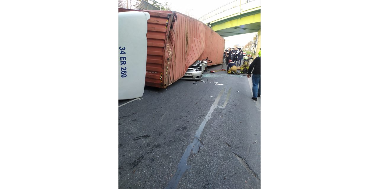 Bakırköy'de üzerine tır devrilen otomobildeki 4 kişi yaşamını yitirdi