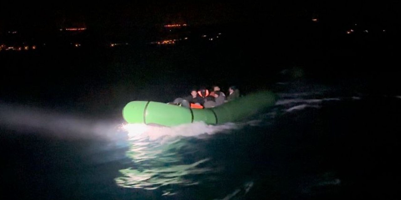 Çanakkale açıklarında 18 düzensiz göçmen yakalandı