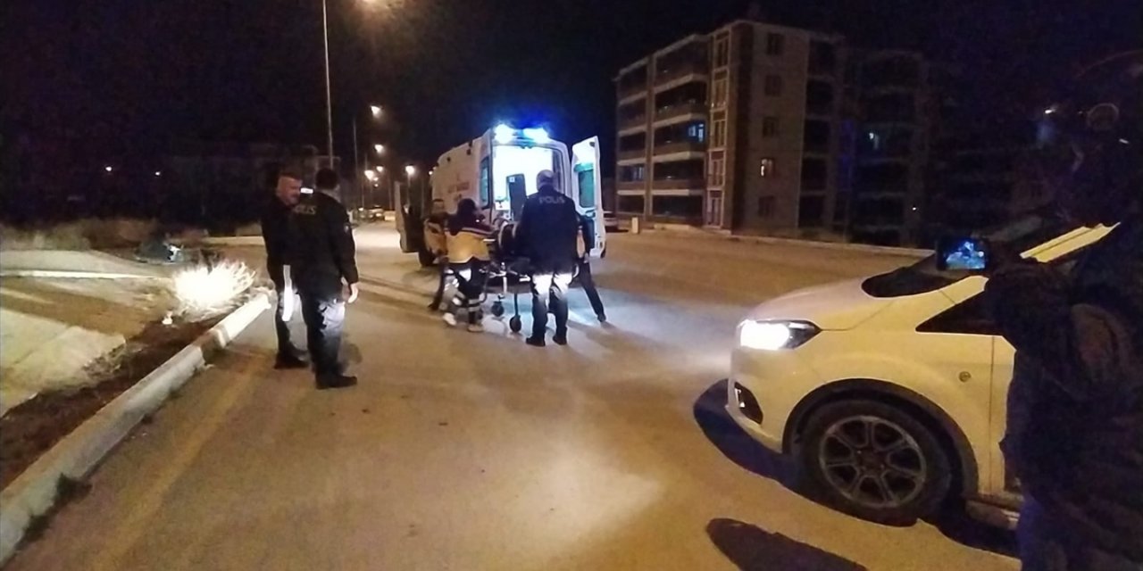 Çorum'da otomobile çarpan motosikletteki kişi yaralandı