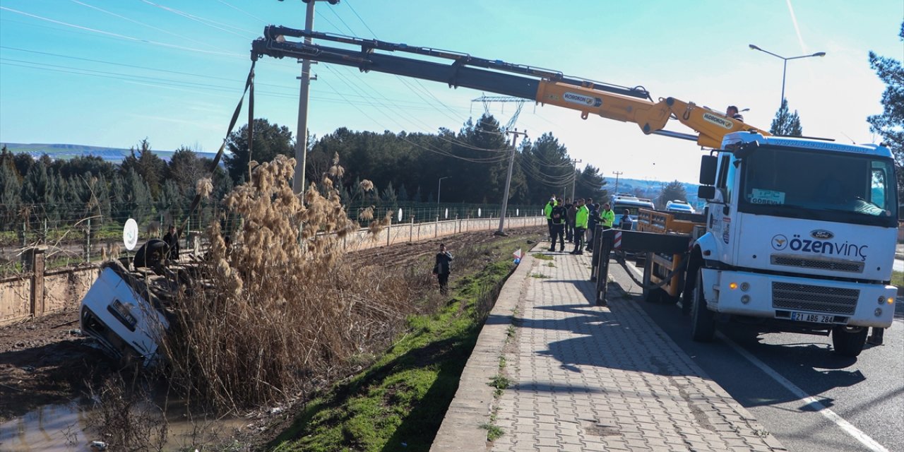 Diyarbakır'da şarampole devrilen servis minibüsündeki 4'ü çocuk 9 kişi yaralandı