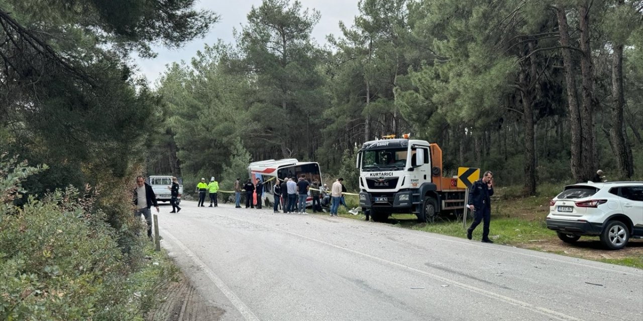 İzmir'de tırla çarpışan belediye otobüsündeki 1 yolcu öldü, 4 kişi yaralandı