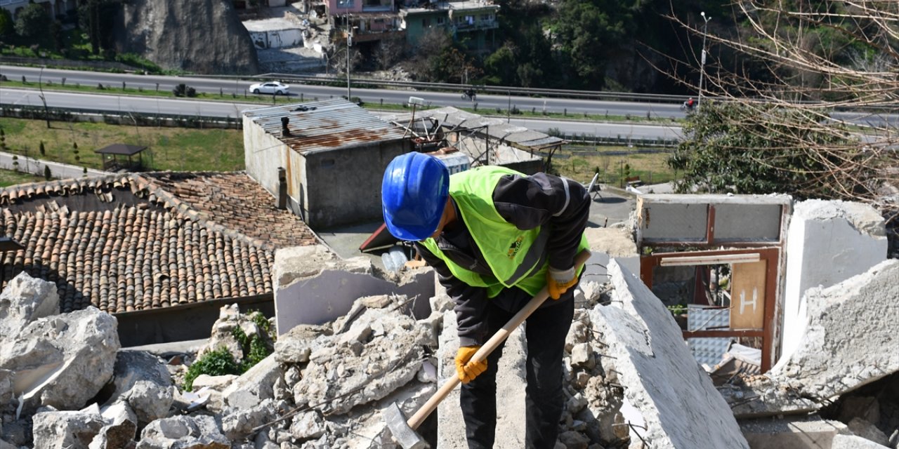 Hatay'da iş makinesinin ulaşamadığı hasarlı binaları özel ekip yıkıyor