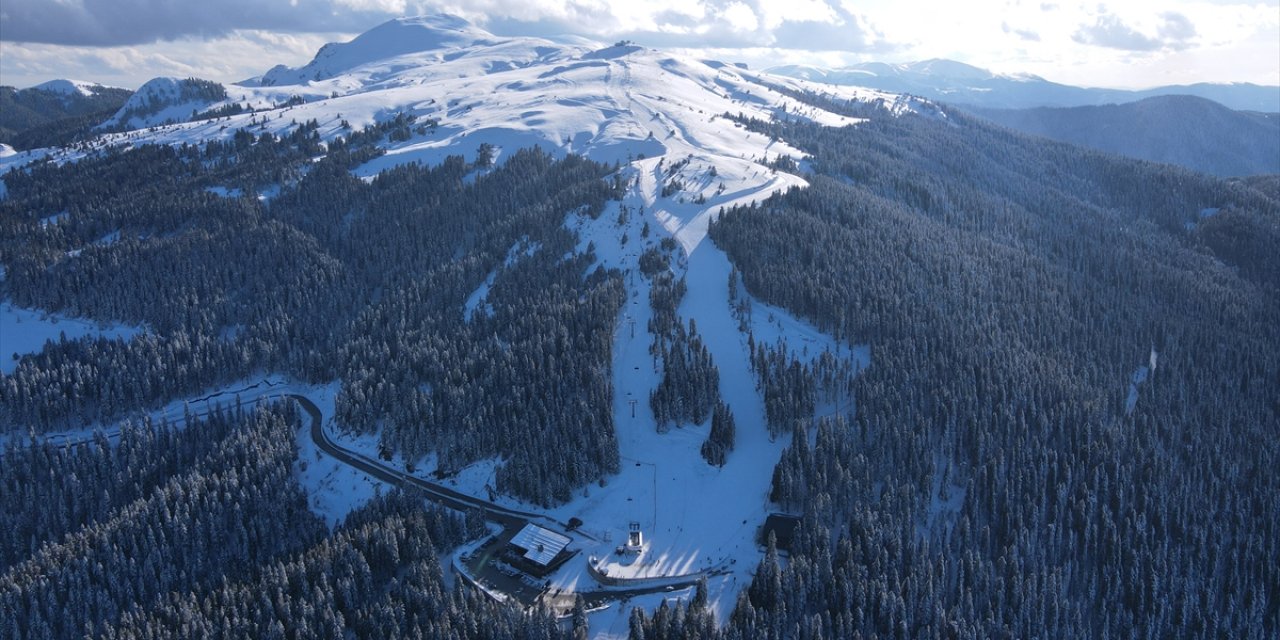 Kar yağışı Ilgaz Dağı'ndaki Yurduntepe'de kayak sezonunu uzattı