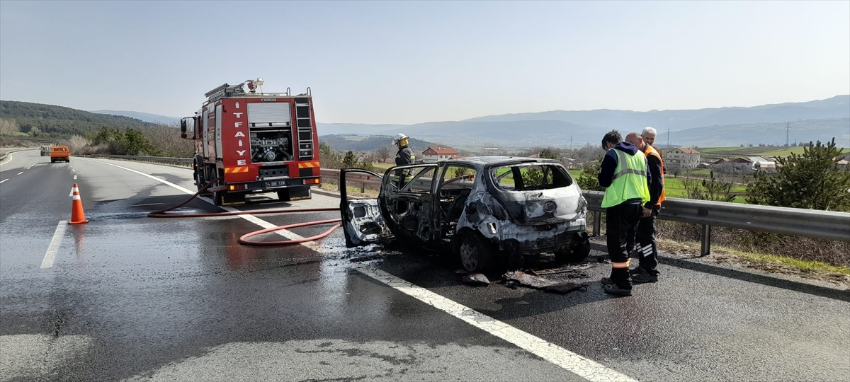 Anadolu Otoyolu'nda seyir halindeki otomobil yandı
