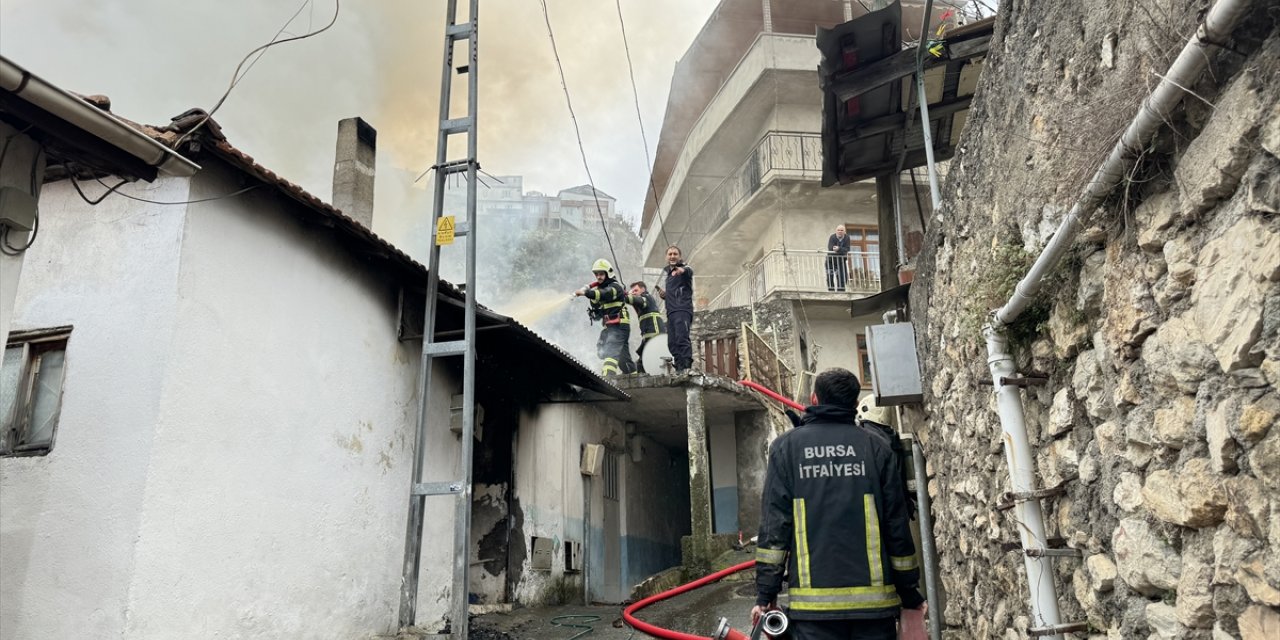 Bursa'da çıkan yangında tek katlı ev kullanılamaz hale geldi