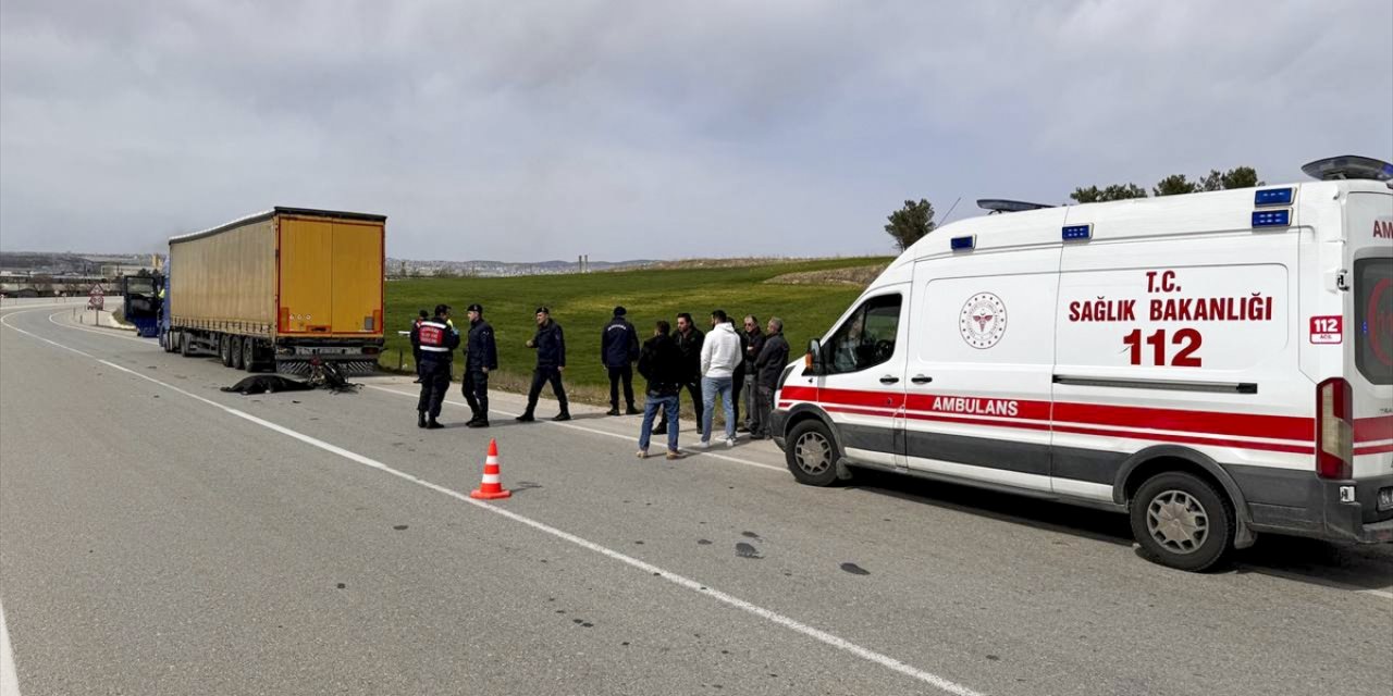 Uşak'ta tır dorsesine çarpan motosikletin sürücüsü hayatını kaybetti