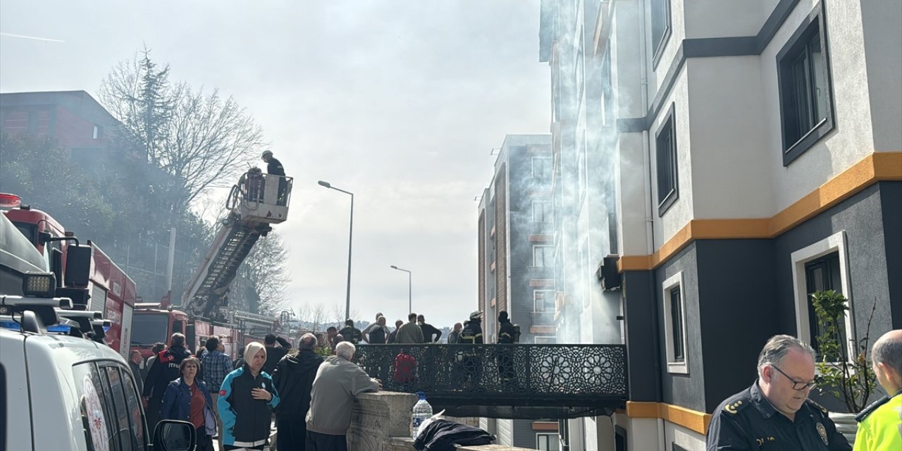 Zonguldak'ta apartman dairesinde çıkan yangında 10 kişi dumandan etkilendi