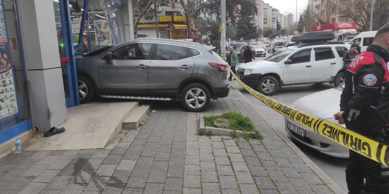 Ataşehir'de cipin markete girdiği kazada 2 kişi yaralandı