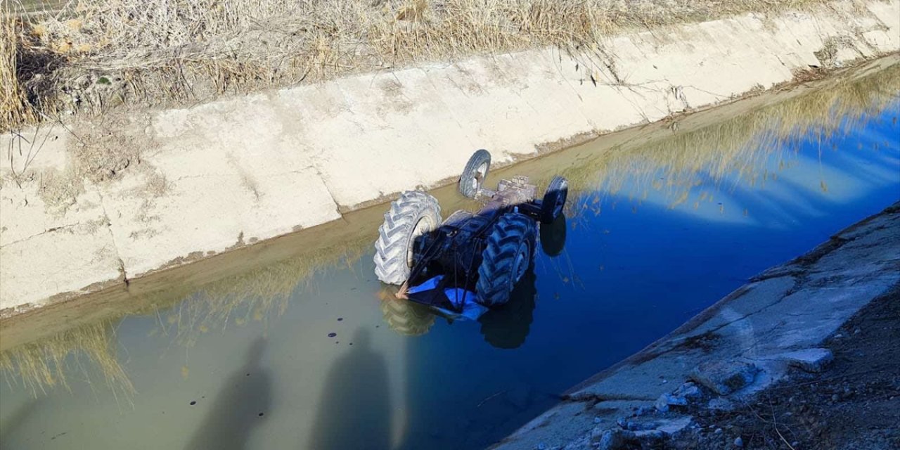 Erzincan’da sulama kanalına devrilen traktörün sürücüsü öldü