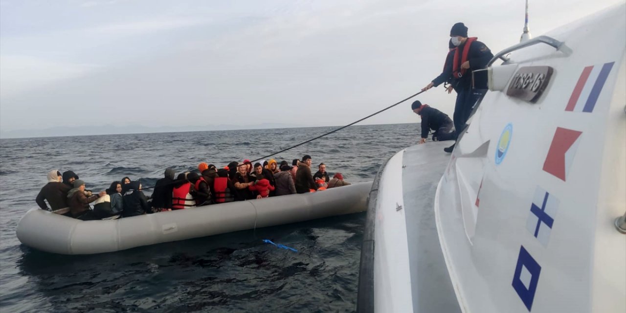 Çanakkale açıklarında 42 düzensiz göçmen kurtarıldı