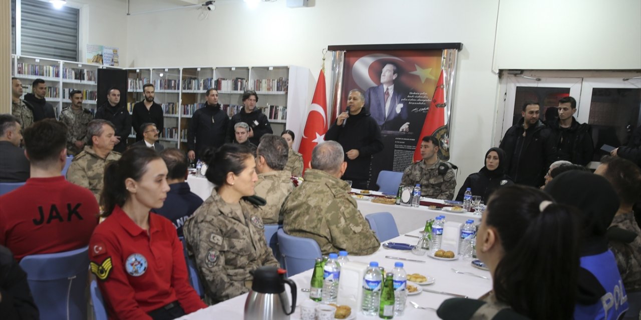 İçişleri Bakanı Yerlikaya, Hakkari'de güvenlik güçleriyle bir araya geldi: