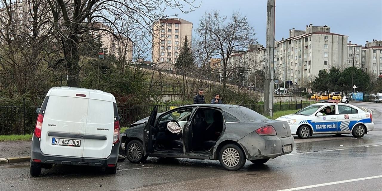Kocaeli'de hafif ticari araç ile otomobilin çarpıştığı kazada 3 kişi yaralandı