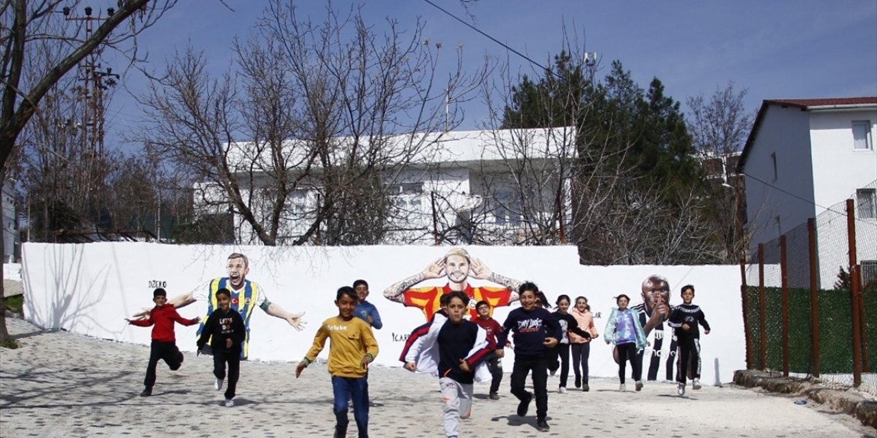 Diyarbakırlı çocukların futbolcuların resimlerinin çizildiği duvar önündeki fotoğrafını milyonlar gördü