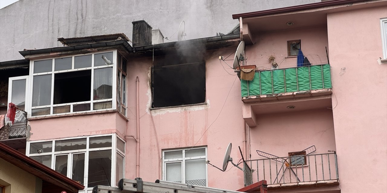 Kastamonu'da 4 katlı binada çıkan yangında bir kişi yaralandı