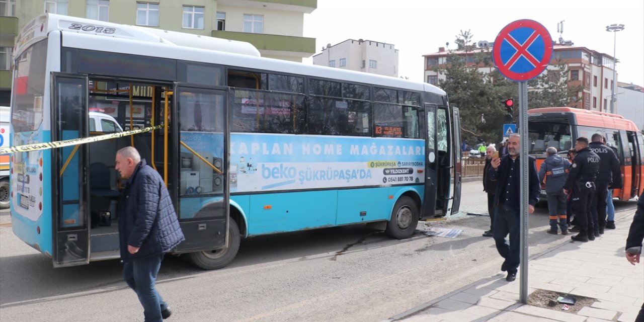 Erzurum'da halk otobüsü, minibüs ve otomobilin karıştığı kazada 14 kişi yaralandı