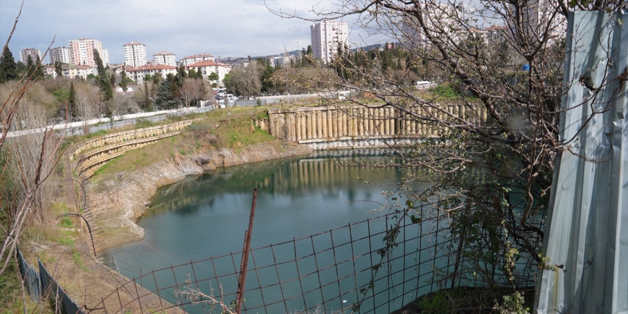 İstanbul'da su dolan inşaat temeli Google, Apple ve Yandex haritalarında göl olarak tanımlandı