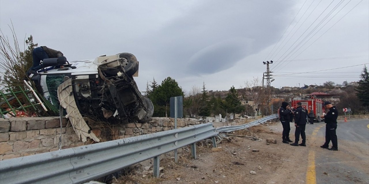 Kayseri'de mezarlığa devrilen tırın sürücüsü yaralandı