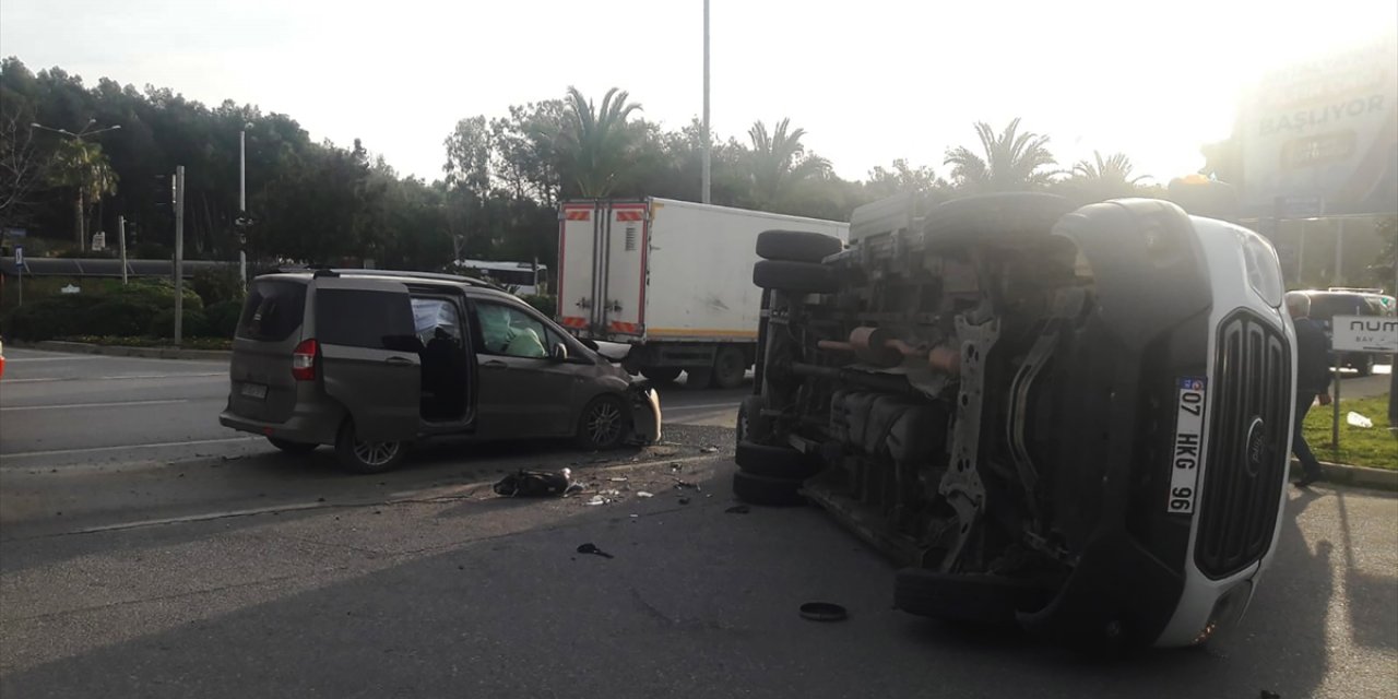 Alanya'da 7 kişinin yaralandığı trafik kazası kameraya yansıdı