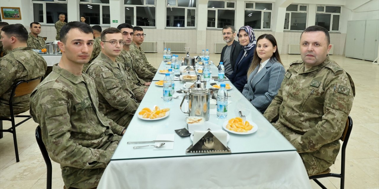 Afyonkarahisar Valisi Kübra Güran Yiğitbaşı Mehmetçikle iftar yaptı