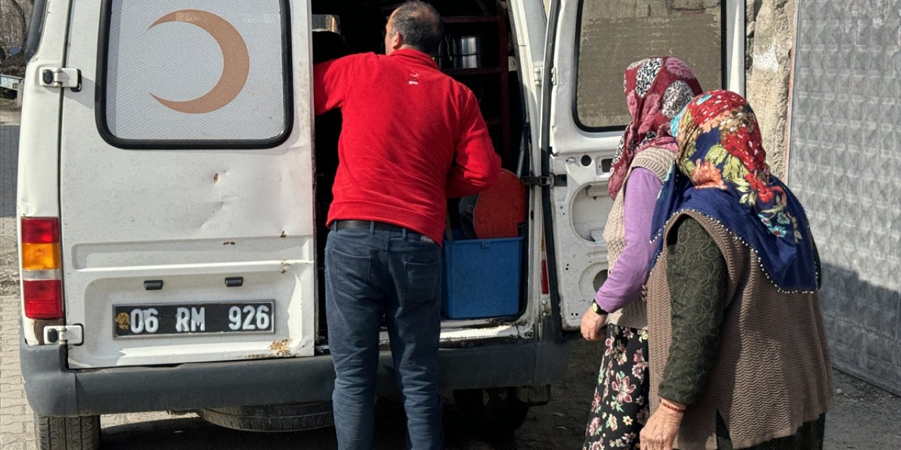 Ramazanda ihtiyaç sahiplerinin iftarlık ve sahurlukları Türk Kızılaydan