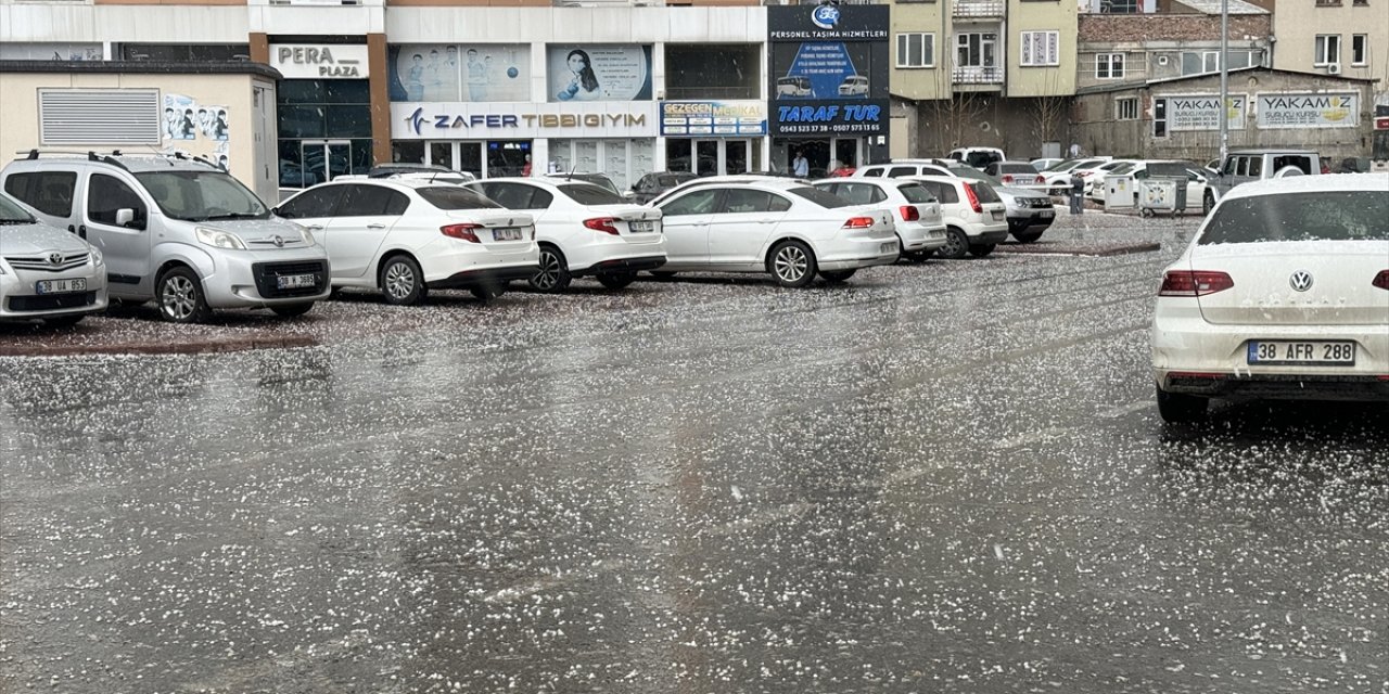 Kayseri'de 10 dakika süren dolu yolları ve araçların üzerini kapladı