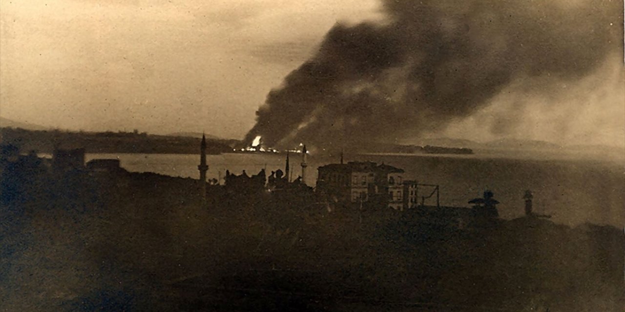 Çanakkale'de 18 Mart 1915'te yaşanan bombardıman fotoğraf karelerinde