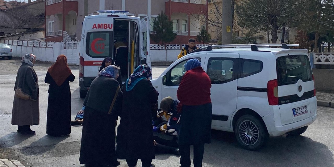 Sivas'ta hafif ticari aracın çarptığı 3 kadın yaralandı