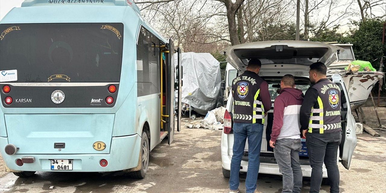 Maltepe'de kapısı açık yolcu taşıyan minibüse para cezası verildi