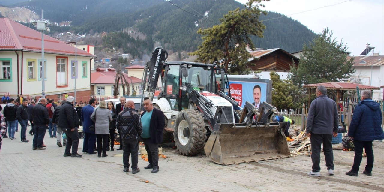 Artvin'de freni boşalan iş makinesi pazardaki tezgah ve araçlara çarparak durabildi