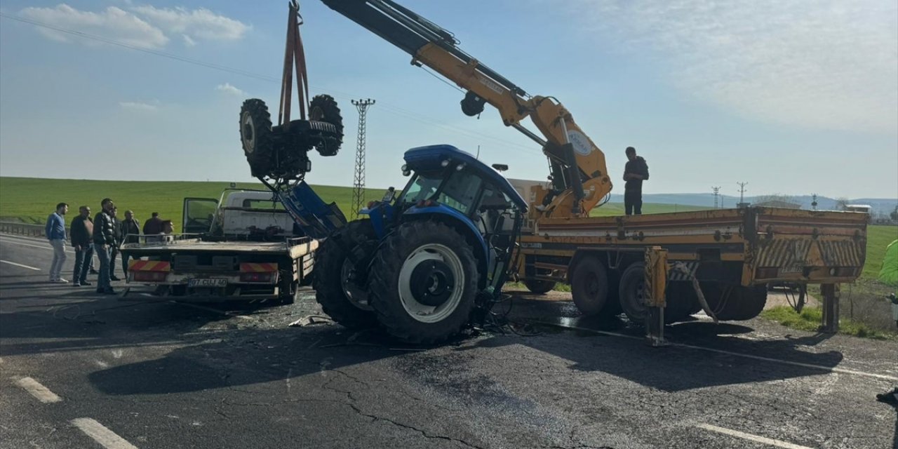 Diyarbakır'da traktör ile otomobilin çarpıştığı kazada 5 kişi yaralandı