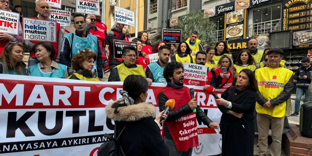 İstanbul'da sağlık çalışanlarından "14 Mart Tıp Bayramı"nda basın açıklaması