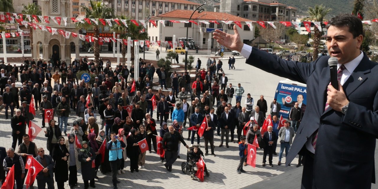 Demokrat Parti Genel Başkanı Uysal, Manisa'da halka hitap etti