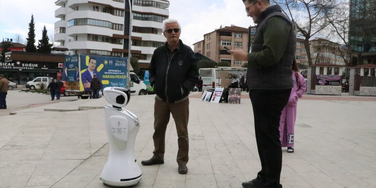 Karabük'te insansı robotla seçim anketi yapıldı