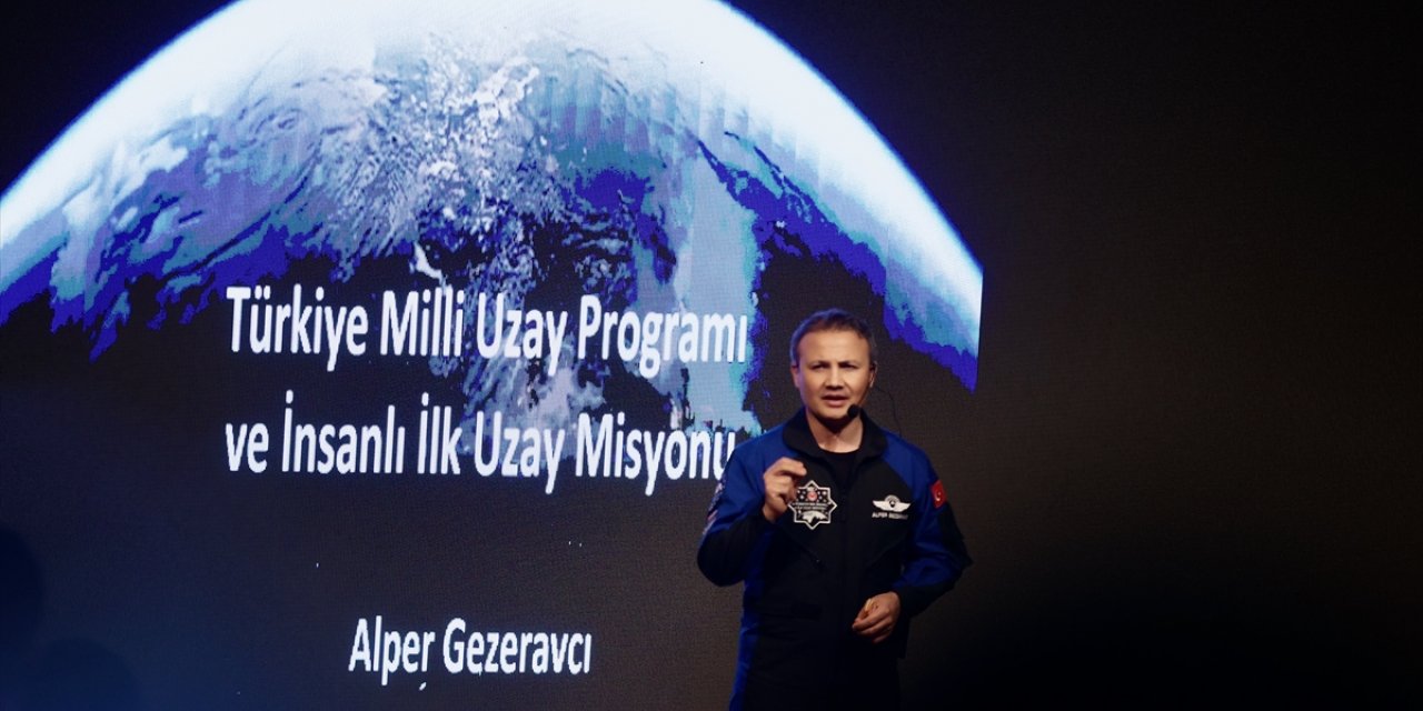 Türkiye'nin ilk astronotu Alper Gezeravcı, Düzce'de gençlerle buluştu: