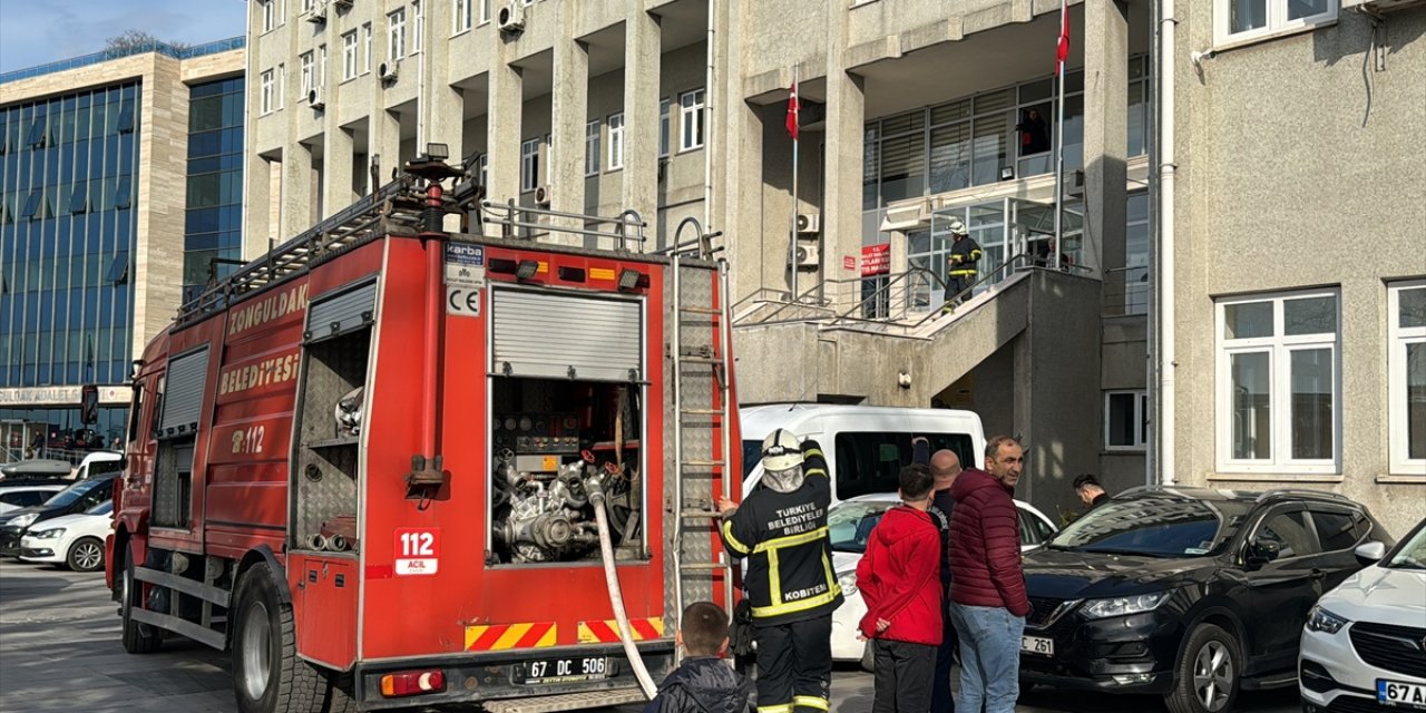 Zonguldak'ta adliye binasının arşiv bölümünde çıkan yangın söndürüldü