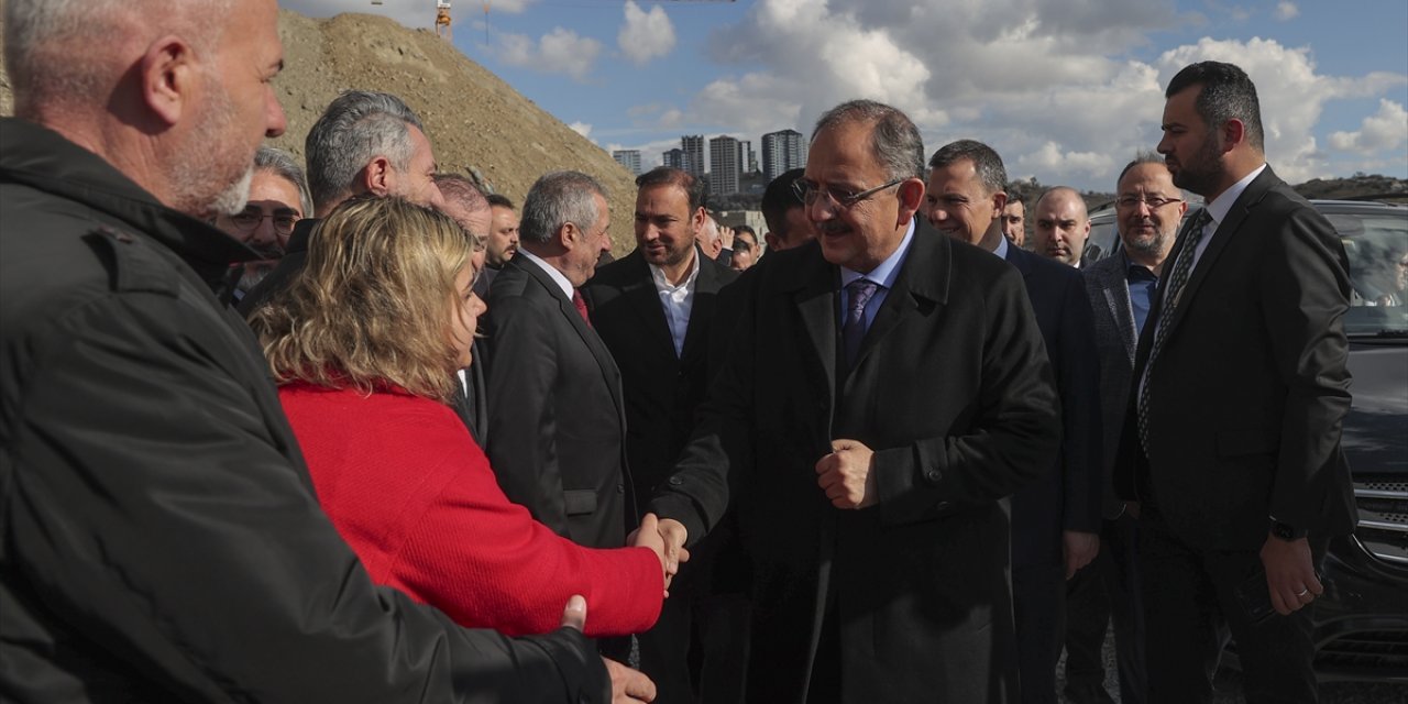 Bakan Özhaseki, Mamak'taki kentsel dönüşüm şantiyesini ziyaret etti: