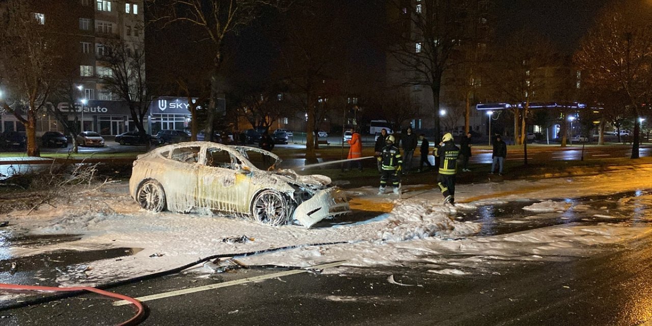 Kayseri'de ağaca çarpıp yanan elektrikli otomobilin sürücüsü öldü