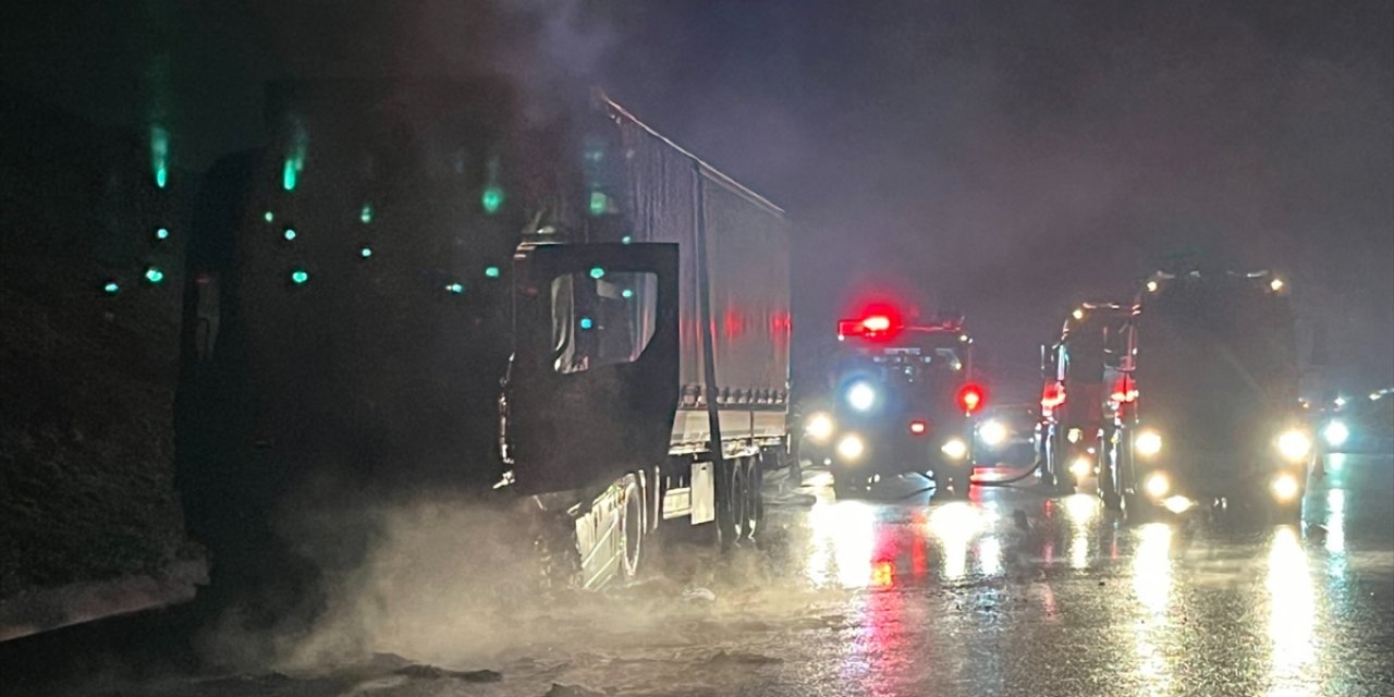 Kuzey Marmara Otoyolu'nda alev alan tır kullanılamaz hale geldi