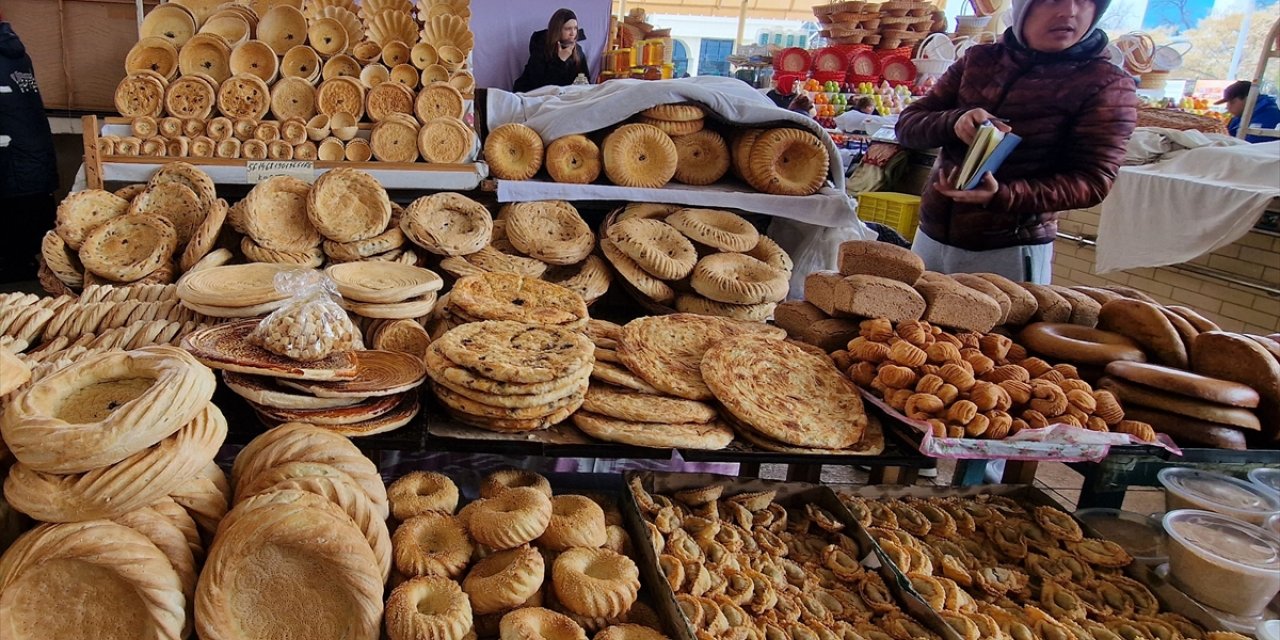 Özbekistan'da iftar sofralarında nişalda tatlısı ve patır ekmek eksik olmuyor