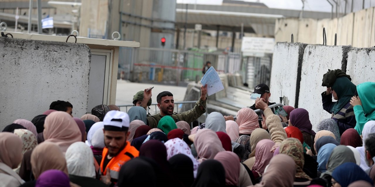 İsrail, ramazan ayının ilk cumasında Filistinlilerin Mescid-i Aksa'ya erişimine kısıtlamalar getirdi