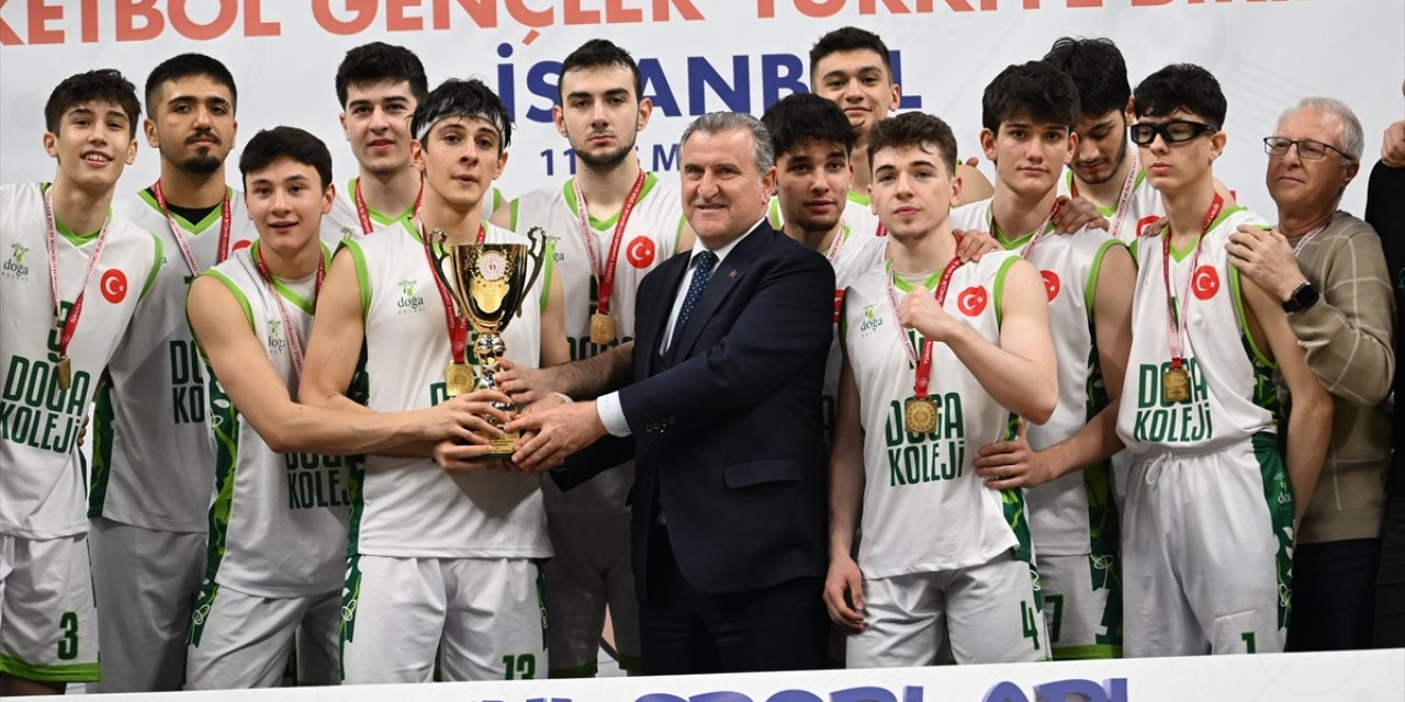 Bakan Bak, Okul Sporları Gençler Basketbol Türkiye Birinciliği finalini izledi