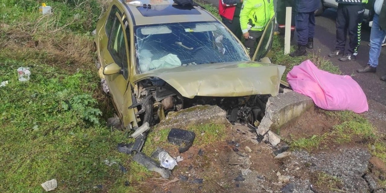 Manisa'da menfeze çarpan otomobildeki 2 kişi yaralandı