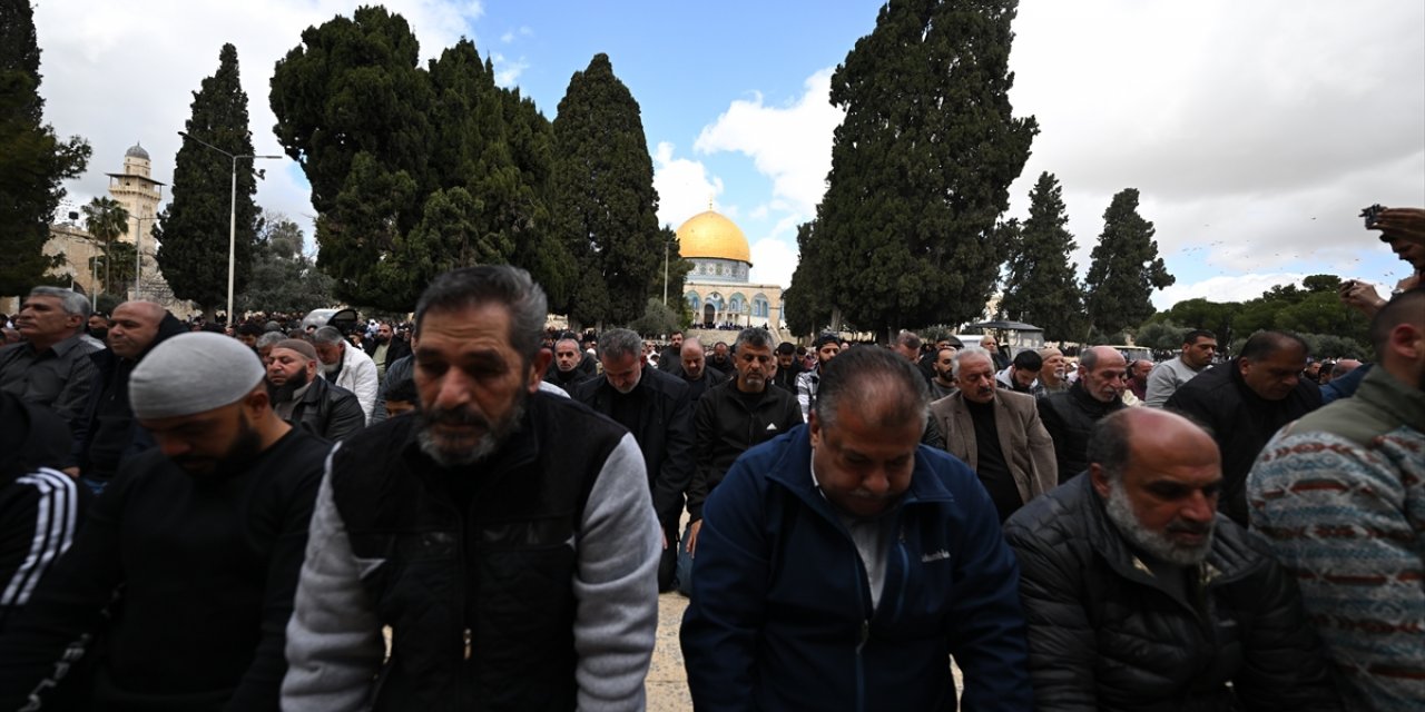 İsrail'in kısıtlamalarına rağmen 80 bin Filistinli ramazan ayının ilk cuma namazını Mescid-i Aksa'da eda etti